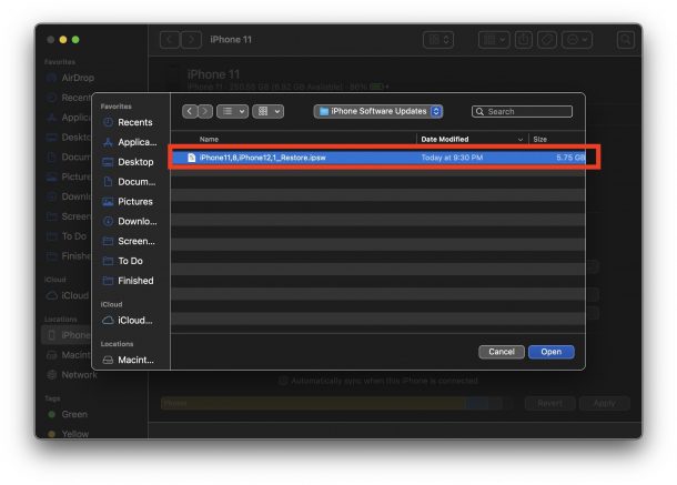 Effettua il downgrade di iOS 15 selezionando iOS 14 IPSW